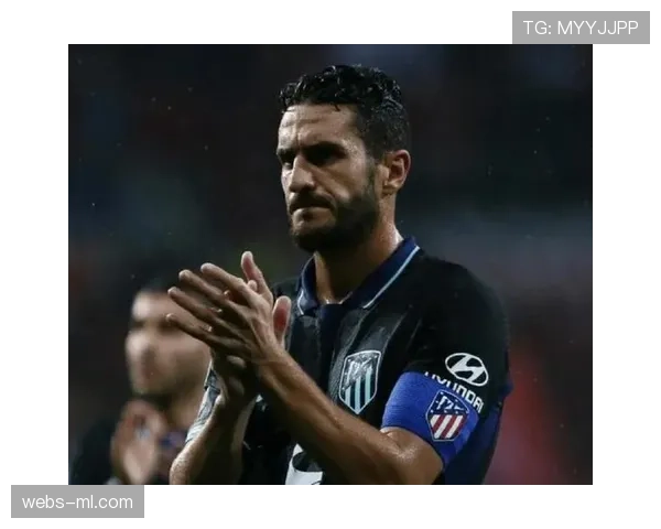 特写镜头:马竞队长科克在比赛最后时刻抽筋,被队友搀扶离场 特写镜头:马竞队长科克在比赛最后时刻抽筋,被队友搀扶离场