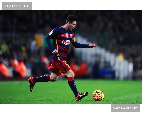 家庭时刻:巴萨进球后,看台上的梅西怀抱儿子庆祝画面被捕捉