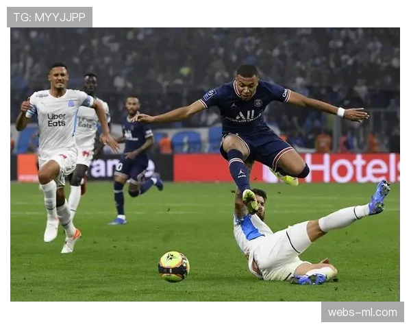 现场镜头捕捉:马赛球迷看台巨型TIFO致敬已故名宿帕潘